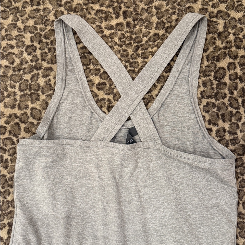 Vuori halo pale heathered Gray Women's Romper size Medium! EUC!! L👀K! - Picture 9 of 11